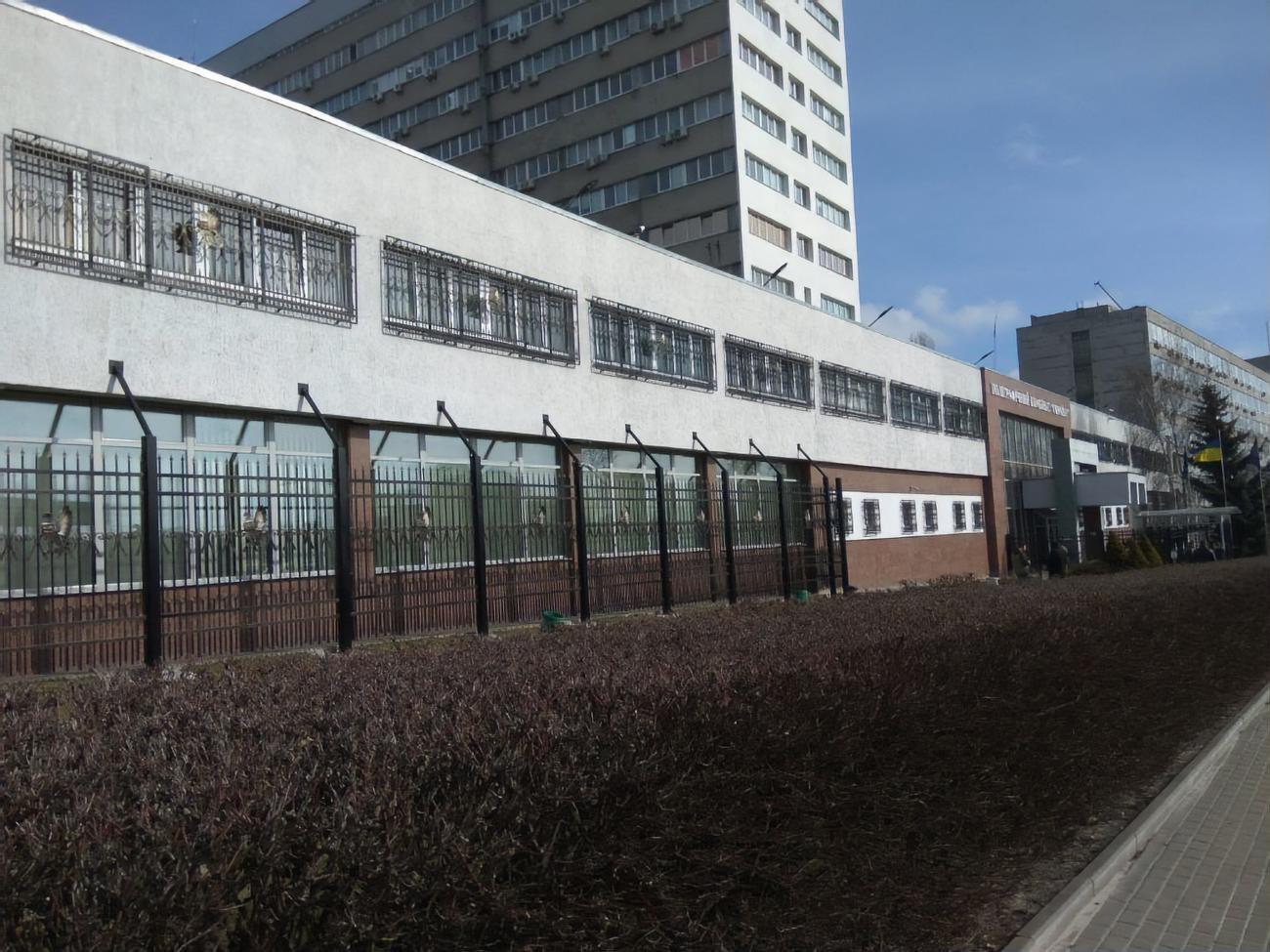 Подписанты отмечают, что полиграфкомбинат перевели из подчинения Минфина в Национальный банк Украины, а затем в Министерство экономики