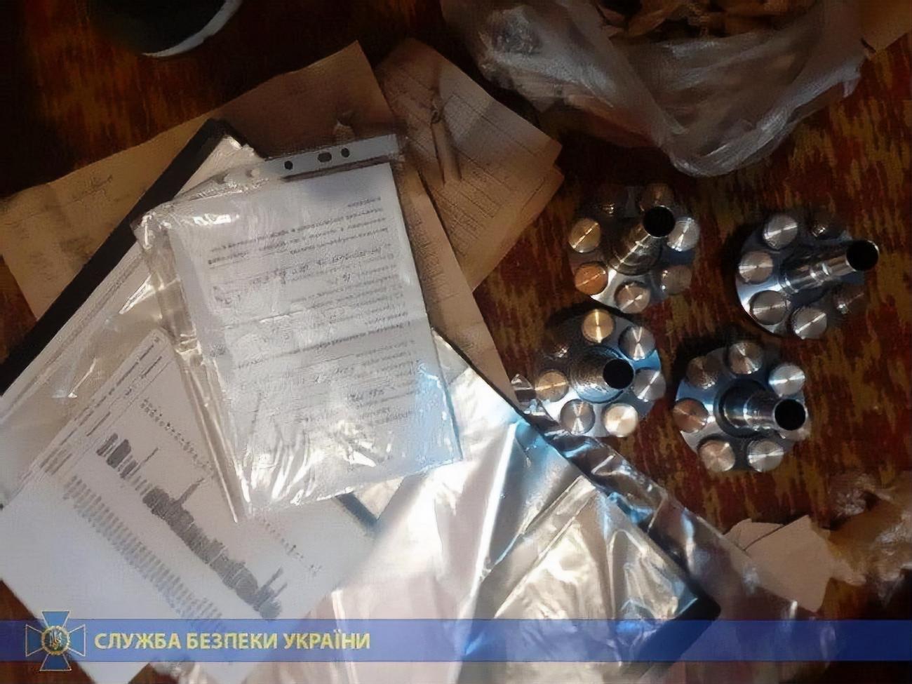 Під час обшуків вилучили технічну документацію на продукцію та інші докази