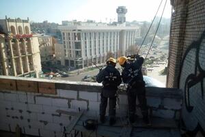 Надбудову на даху будинку демонтують