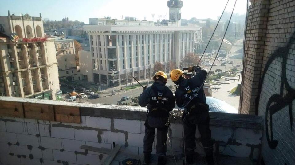 Надбудову на даху будинку демонтують