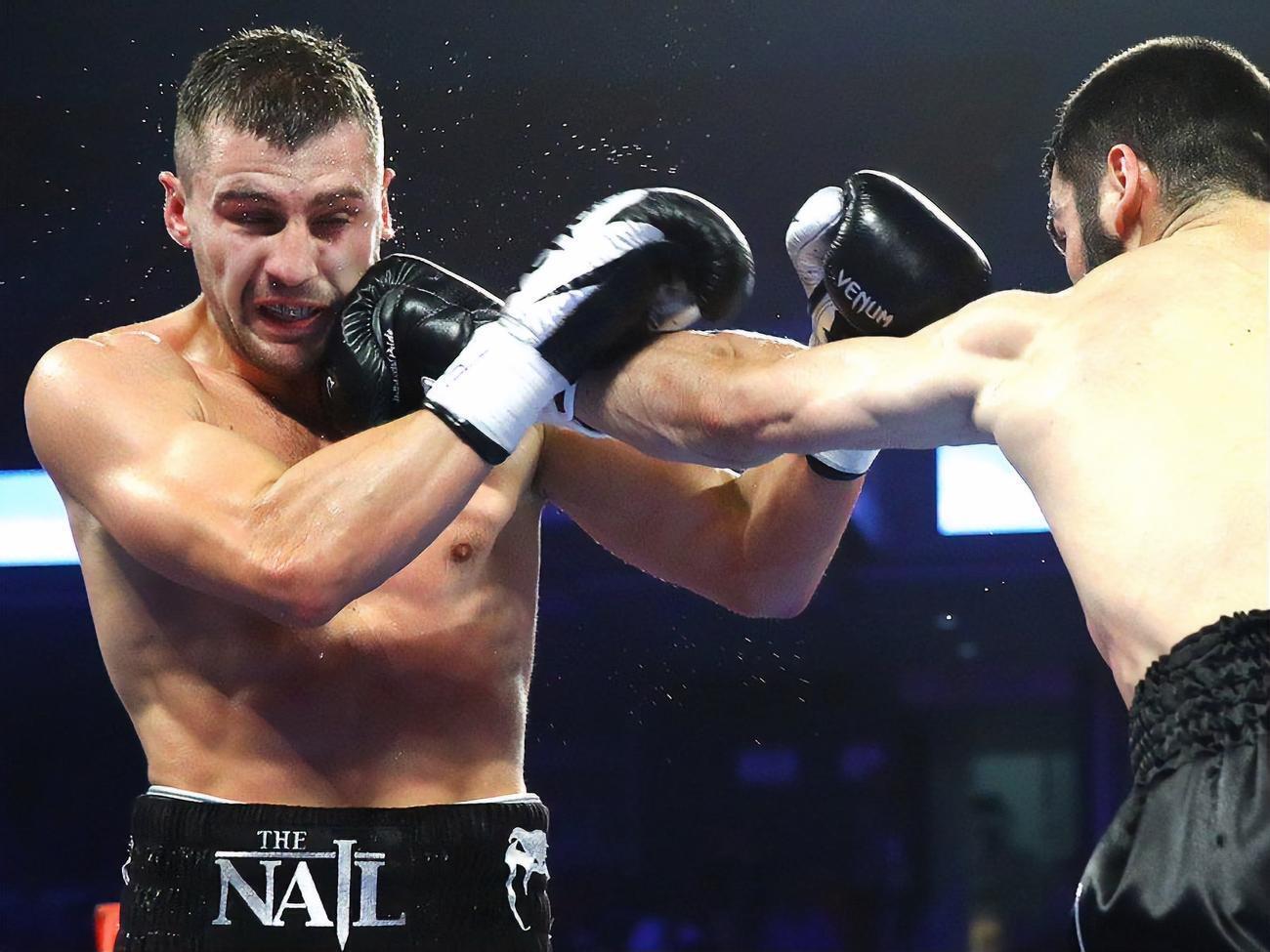 Гвоздик (слева) потерял чемпионский пояс по версии WBC