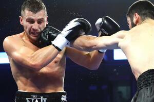 Гвоздик (слева) потерял чемпионский пояс по версии WBC