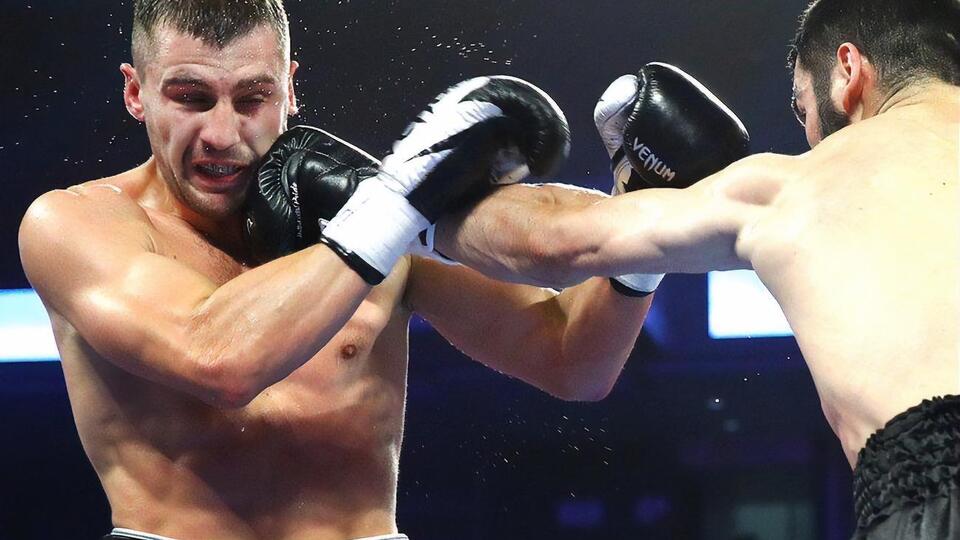 Гвоздик (слева) потерял чемпионский пояс по версии WBC