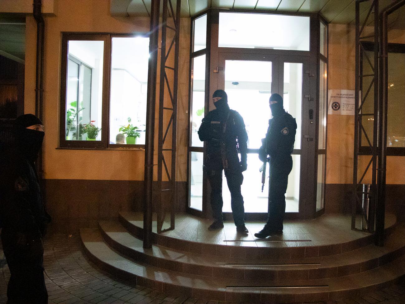 Під час обшуку були озброєні автоматами поліцейські