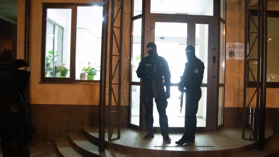 Під час обшуку були озброєні автоматами поліцейські