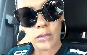 Pink: Иногда мне и моим друзьям нравится делать вид, что мы синхронные пловцы. Я просто предпочитаю делать это вне бассейна