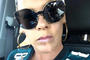 Pink: Иногда мне и моим друзьям нравится делать вид, что мы синхронные пловцы. Я просто предпочитаю делать это вне бассейна