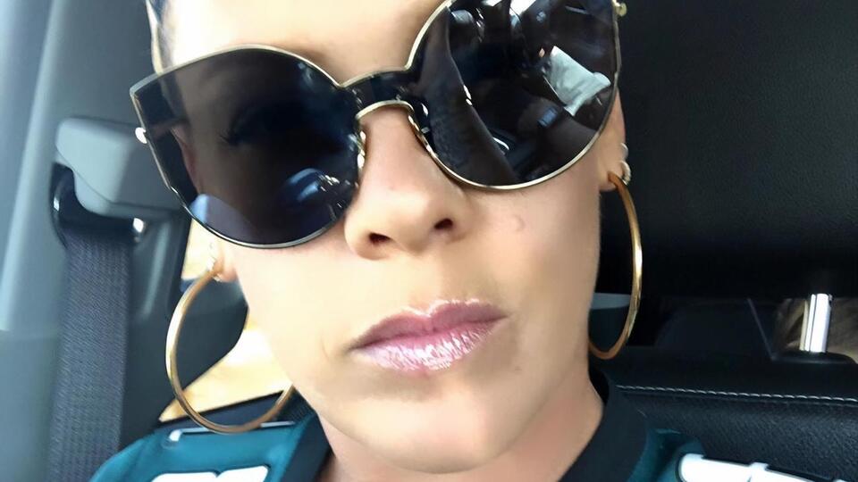 Pink: Іноді мені й моїм друзям подобається робити вигляд, що ми синхронні плавці. Я просто віддаю перевагу тому, щоб робити це поза басейном