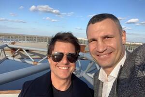 Кличко влаштував Тому Крузу екскурсію над Києвом у вертольоті. Фоторепортаж