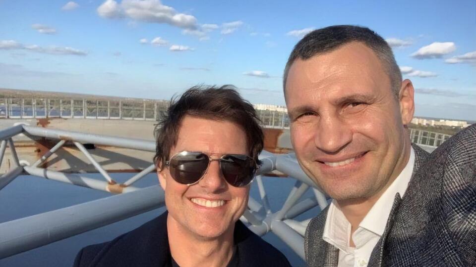 Кличко устроил Тому Крузу экскурсию по Киеву на вертолете. Фоторепортаж