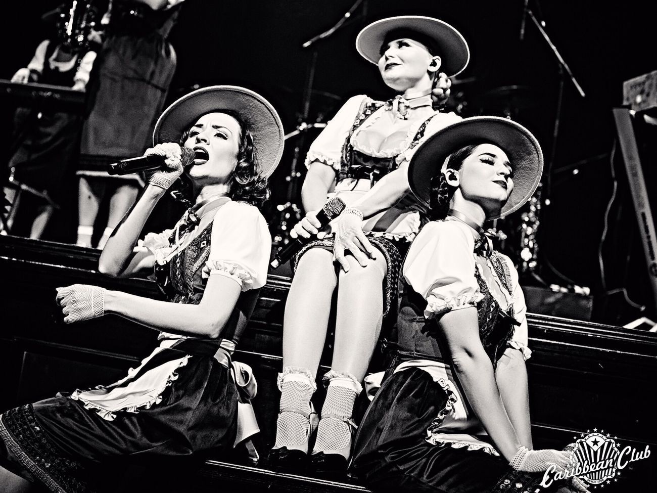 Freedom-jazz: Ох, ну яка дівчина не уявляла себе в ролі коханої суперагента Джеймса Бонда! Ми подумали: навіщо мріяти і уявляти, якщо можна нею стати