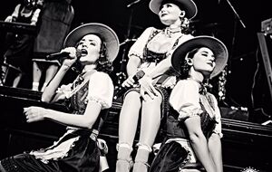 Freedom-jazz: Ох, ну яка дівчина не уявляла себе в ролі коханої суперагента Джеймса Бонда! Ми подумали: навіщо мріяти і уявляти, якщо можна нею стати