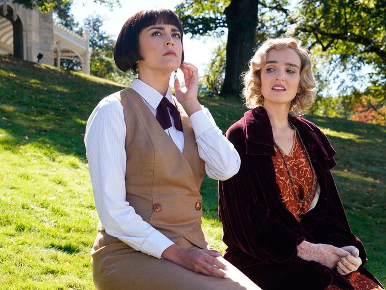 В ролике показана подготовка семейства Кроули к визиту королевского семейства