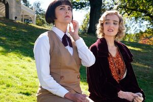 В ролике показана подготовка семейства Кроули к визиту королевского семейства