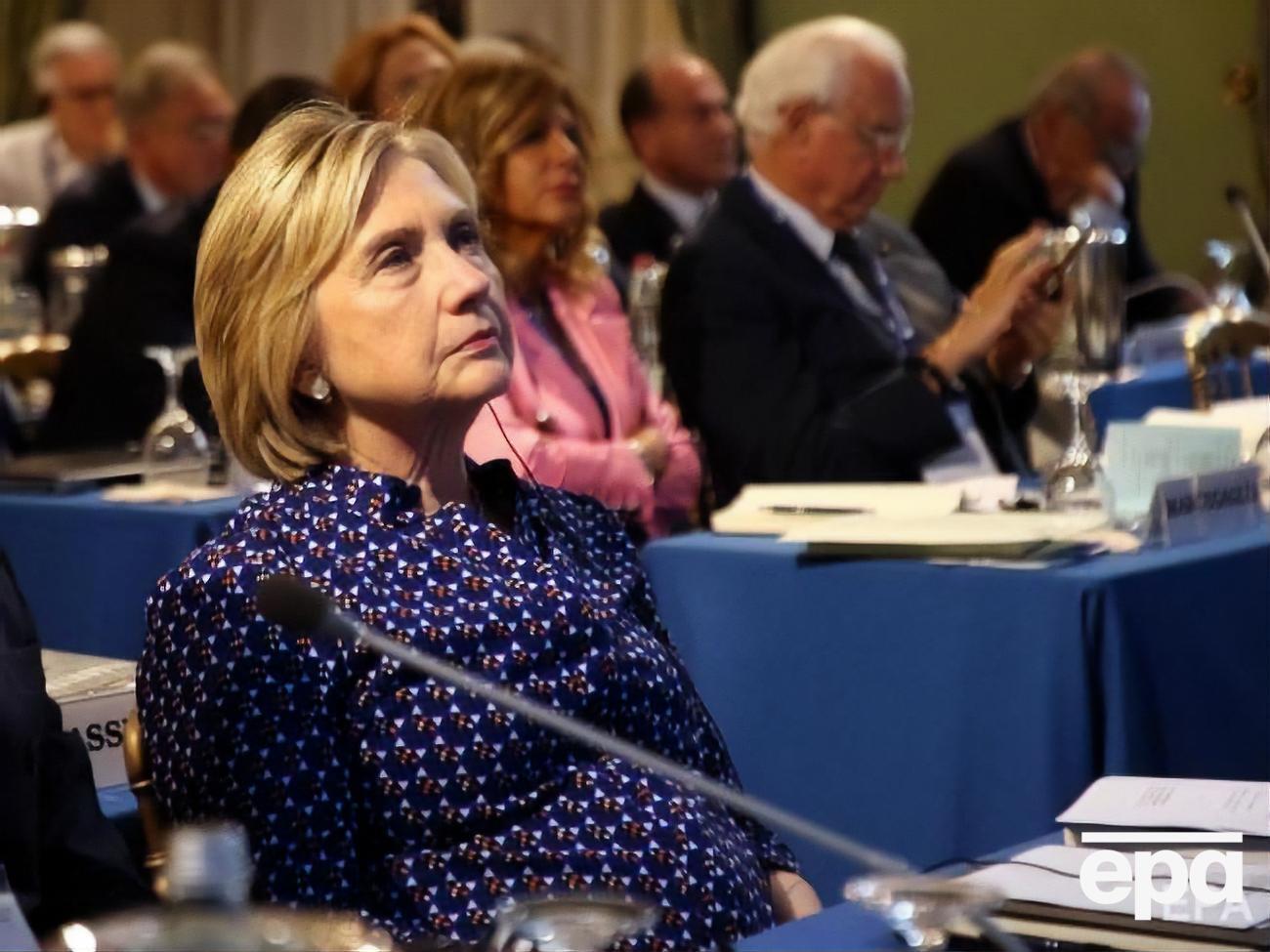 Клинтон не назвала имя Габбард, однако сказала, что у россиян есть масса способов поддержать этого кандидата от партии