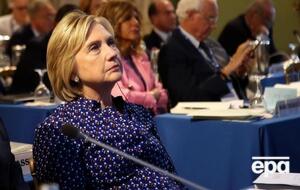 Клинтон не назвала имя Габбард, однако сказала, что у россиян есть масса способов поддержать этого кандидата от партии