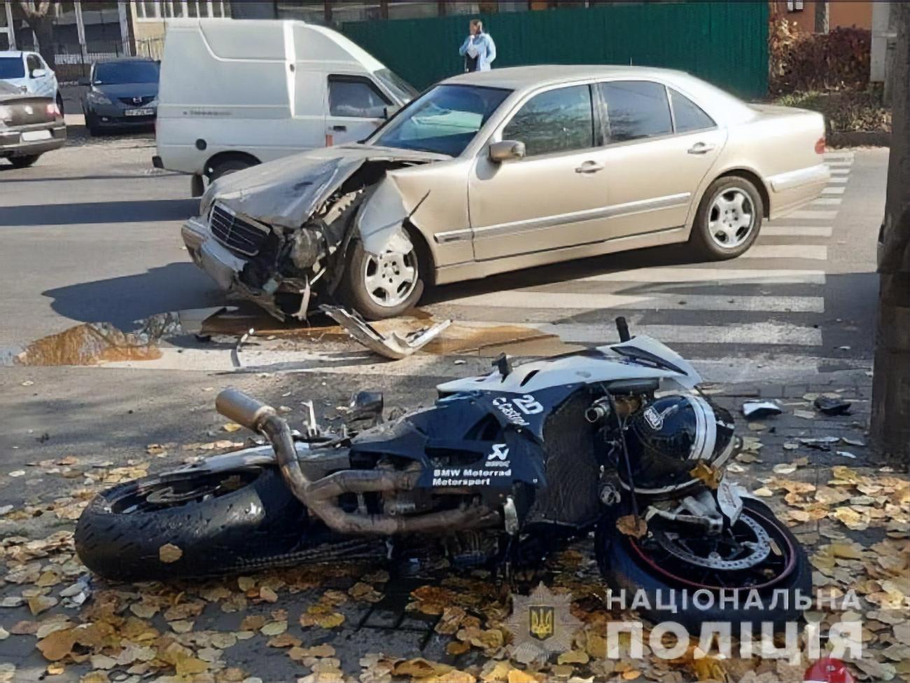 Мотоцикл відкинуло на дитину, яка стояла неподалік, повідомили в поліції