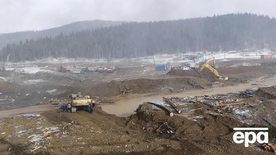 Рятувальники проводять роботи на місці прориву дамби в Красноярському краї РФ. Фоторепортаж