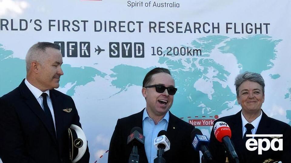 На борту самолета находилось 40 пассажиров и 10 членов экипажа, включая четырех дежурных пилотов