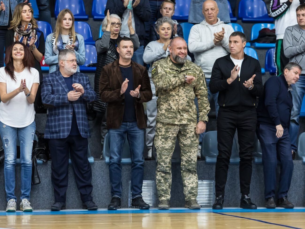 Коломойський (на фото другий ліворуч у нижньому ряду) був присутнім на програному "Дніпром" поєдинку