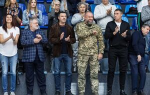 Коломойський (на фото другий ліворуч у нижньому ряду) був присутнім на програному "Дніпром" поєдинку