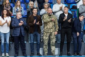 Коломойский (на фото второй слева в нижнем ряду) присутствовал на проигранном "Днепром" поединке