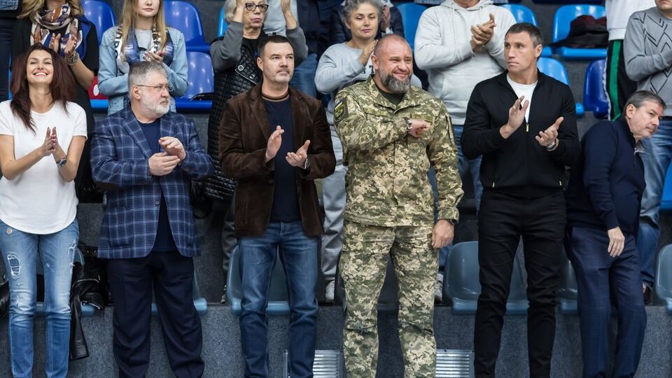 Коломойський (на фото другий ліворуч у нижньому ряду) був присутнім на програному "Дніпром" поєдинку