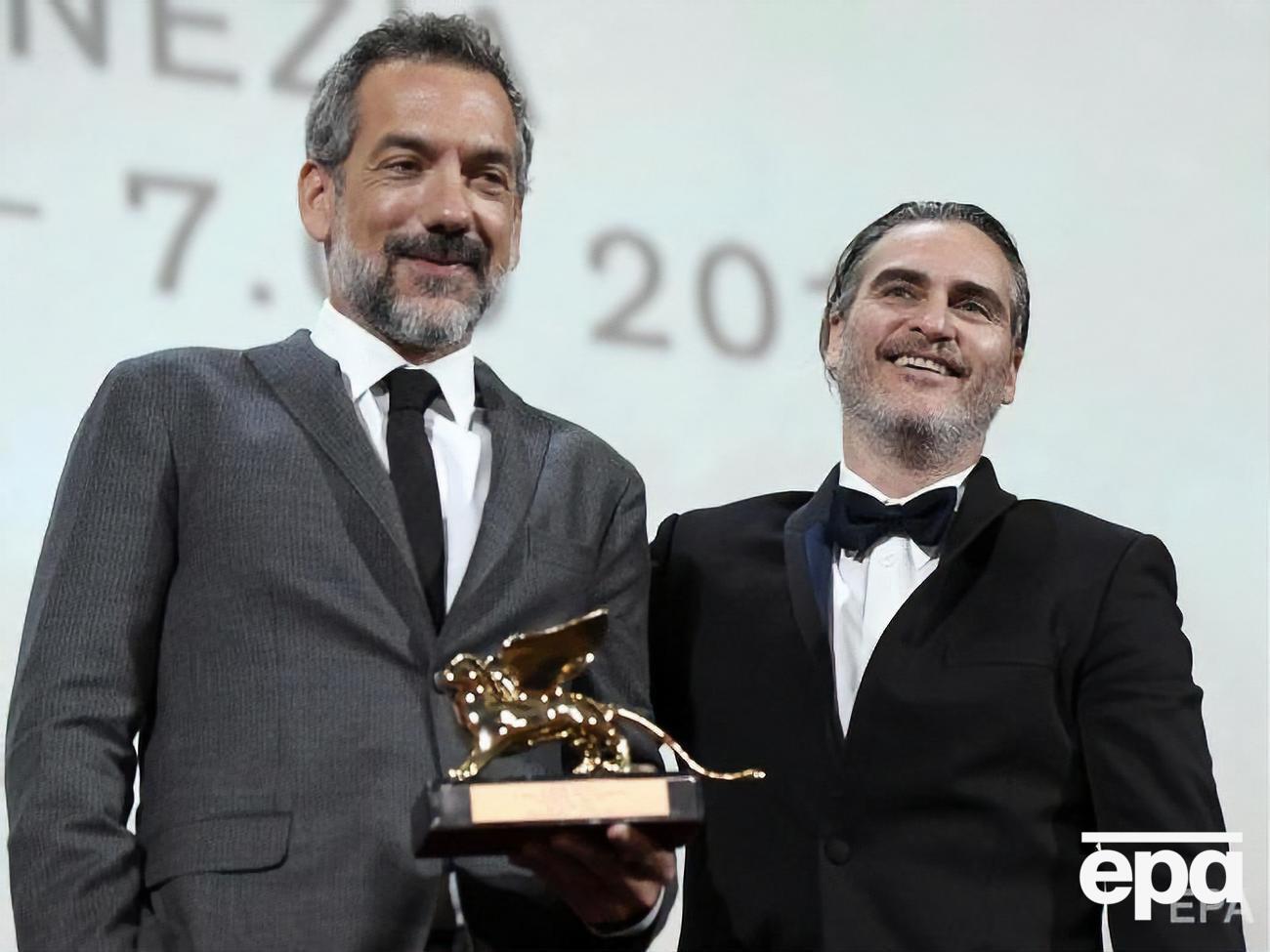 Головну роль у фільмі Тодда Філліпса (ліворуч) зіграв Хоакін Фенікс (праворуч)