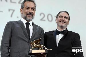 Головну роль у фільмі Тодда Філліпса (ліворуч) зіграв Хоакін Фенікс (праворуч)