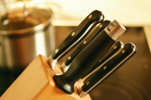 Жінка перерізала собі кухонним ножем передпліччя