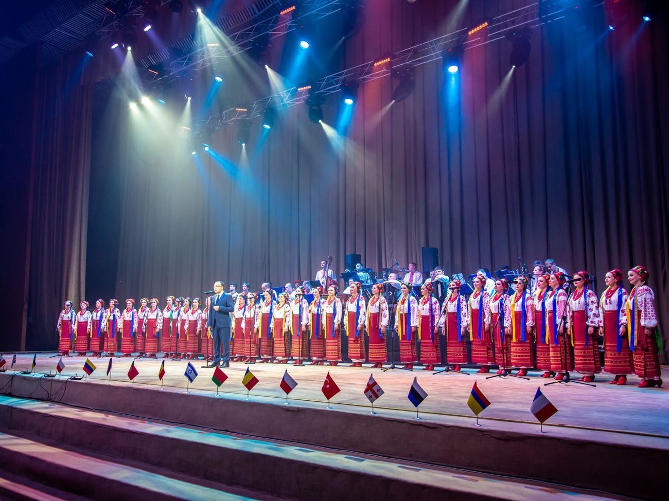 Скандал разгорелся после участия хора Веревки в номере "Вечернего квартала"