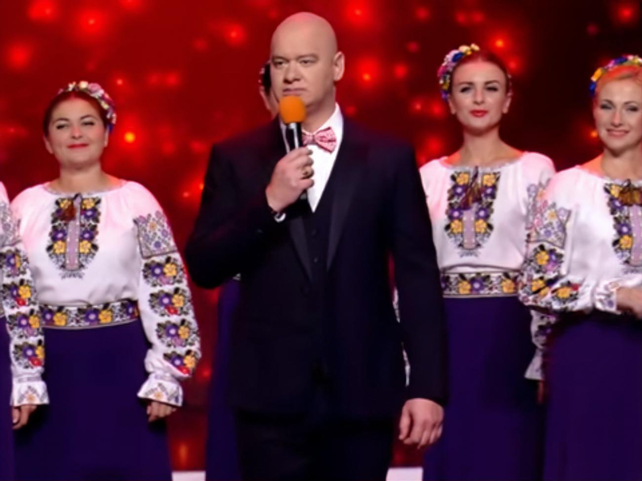 Выступление Евгения Кошевого и хора имени Веревки в музыкальном номере о поджоге дома Гонтаревой