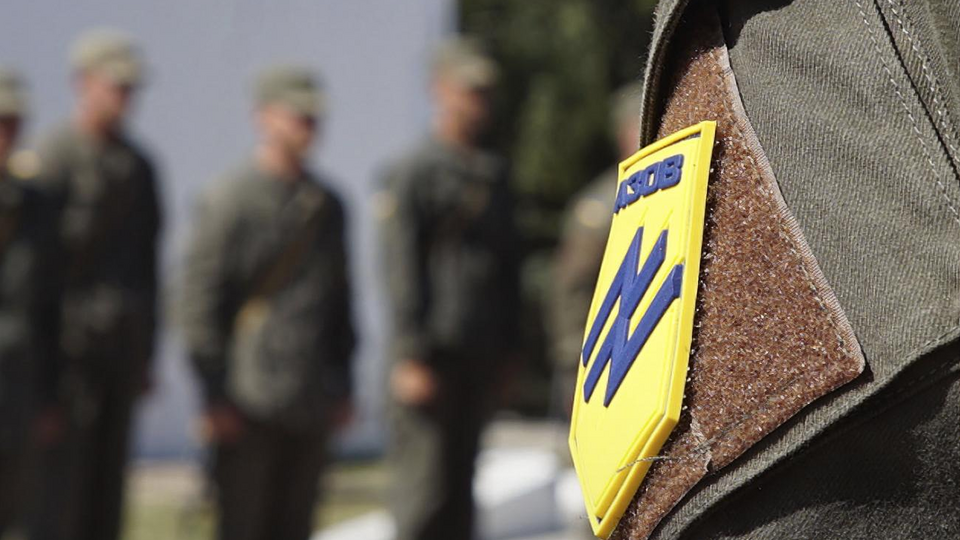 Вместе с "Азовом" конгрессмены хотят приравнять к террористам другие украинские подразделения, которые защищали Украину на фронте, заявило руководство полка
