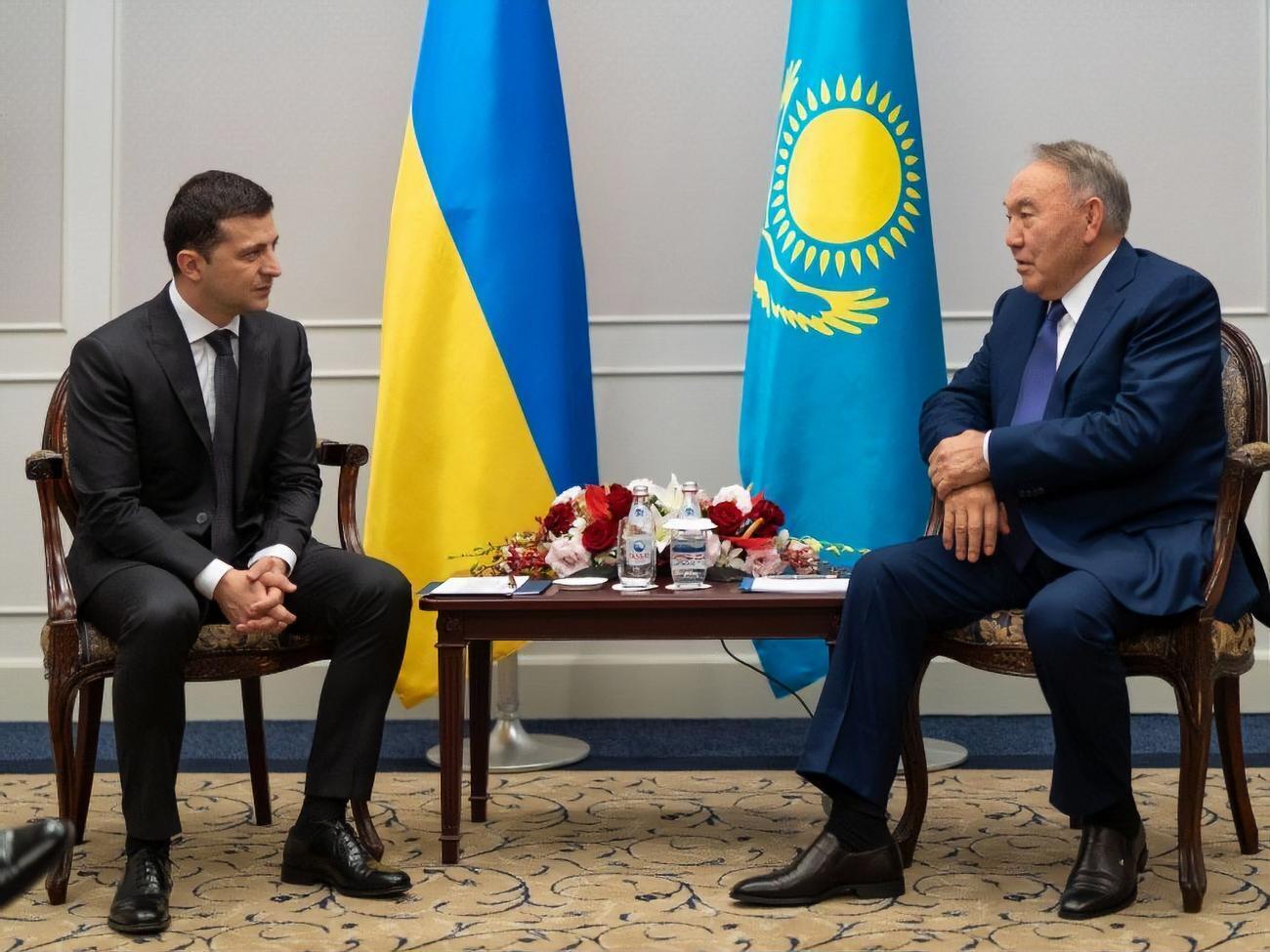Зеленский пригласил Назарбаева в Украину