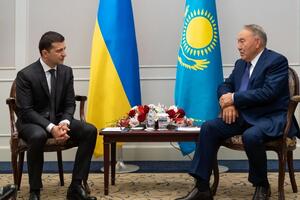 Зеленский пригласил Назарбаева в Украину