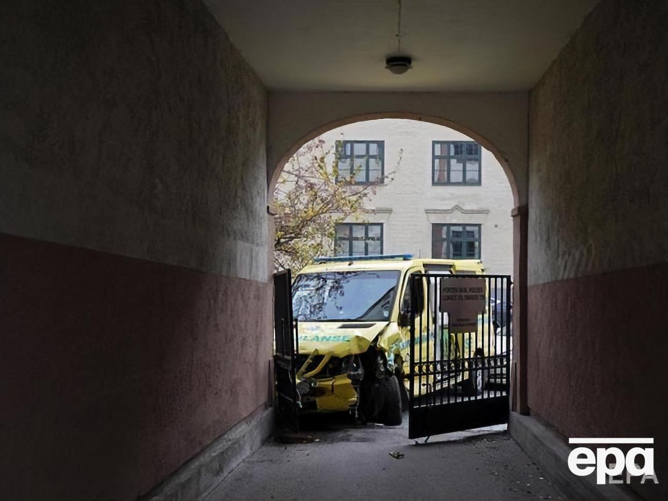 "Скорая" врезалась в стену здания