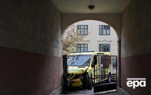 "Швидка" врізалася у стіну будівлі