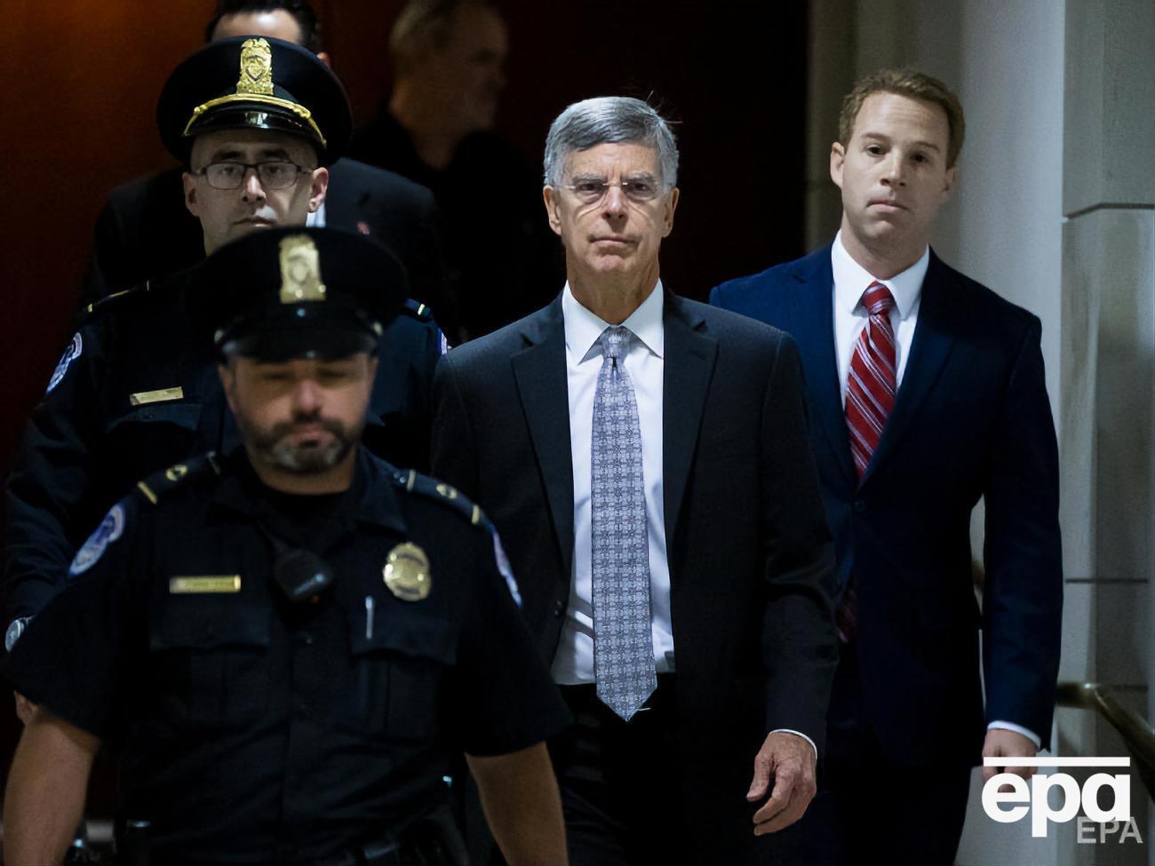 Тейлор (в центре) давал сегодня показания в комитете Конгресса США, который ведет расследование в рамках процедуры импичмента Трампа