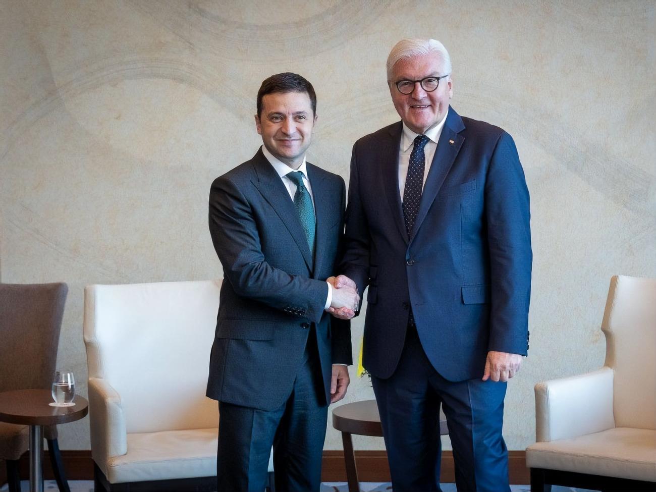 Зеленский пригласил Штайнмайера посетить Украину