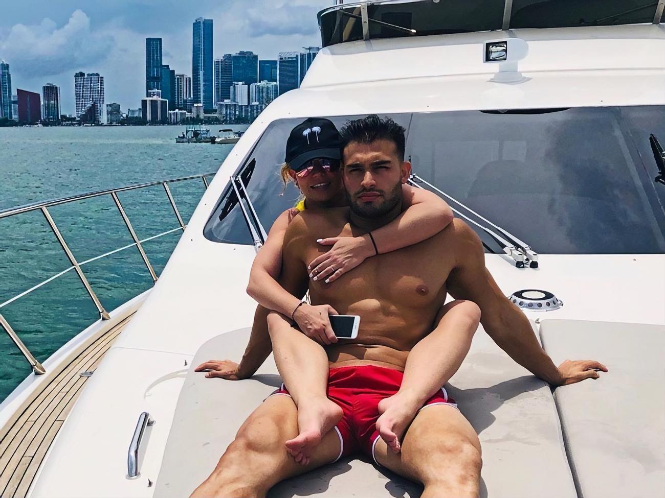 Спирс:&nbsp;Какой прекрасный день, чтобы поиграть на свежем воздухе и потренироваться с помощью этого приятеля!