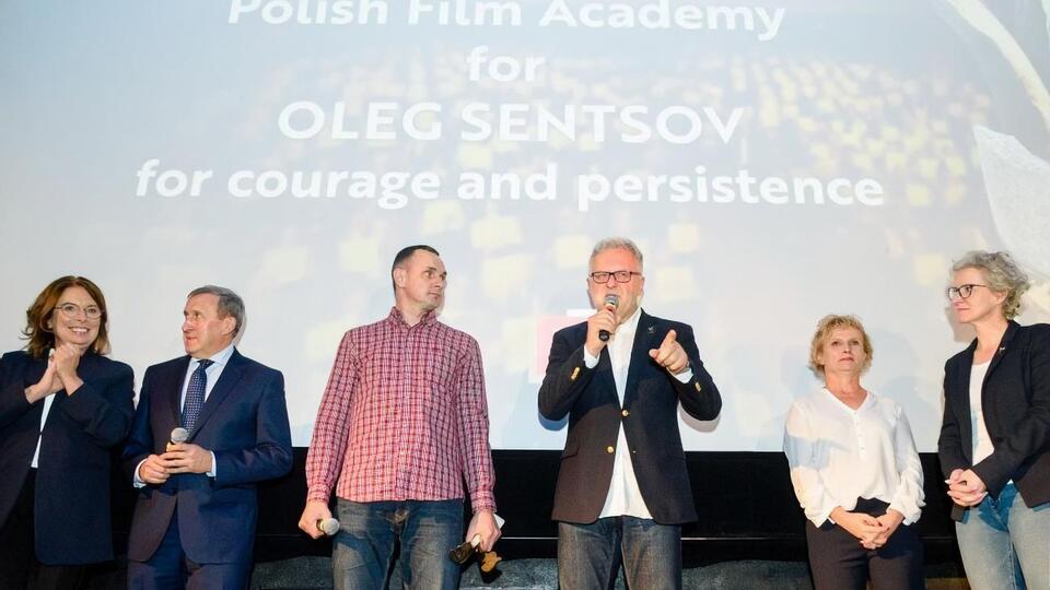 Премію Сенцову вручив президент кіноакадемії Яблонський