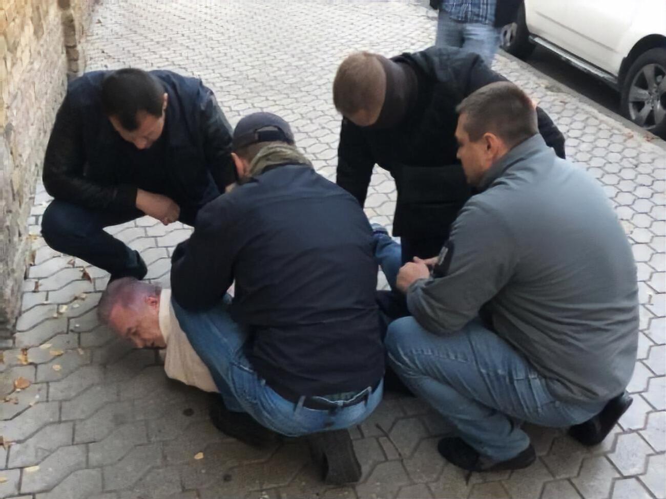 Чоловіка затримали під час отримання частини зазначених коштів у сумі приблизно &euro;30 тис.