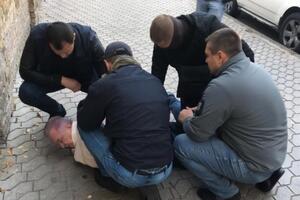 Чоловіка затримали під час отримання частини зазначених коштів у сумі приблизно €30 тис.