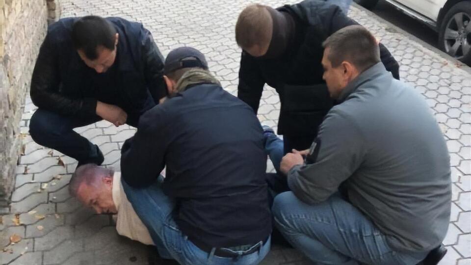 Чоловіка затримали під час отримання частини зазначених коштів у сумі приблизно €30 тис.