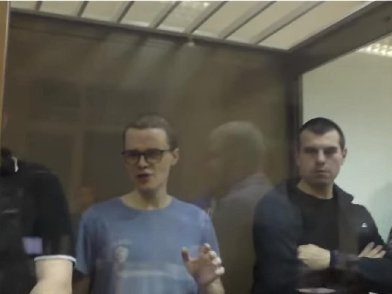 В'ячеслав Крюков (ліворуч) вдався "до відчайдушних заходів", протестуючи проти судового свавілля