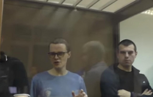 В'ячеслав Крюков (ліворуч) вдався "до відчайдушних заходів", протестуючи проти судового свавілля