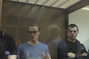 В'ячеслав Крюков (ліворуч) вдався "до відчайдушних заходів", протестуючи проти судового свавілля