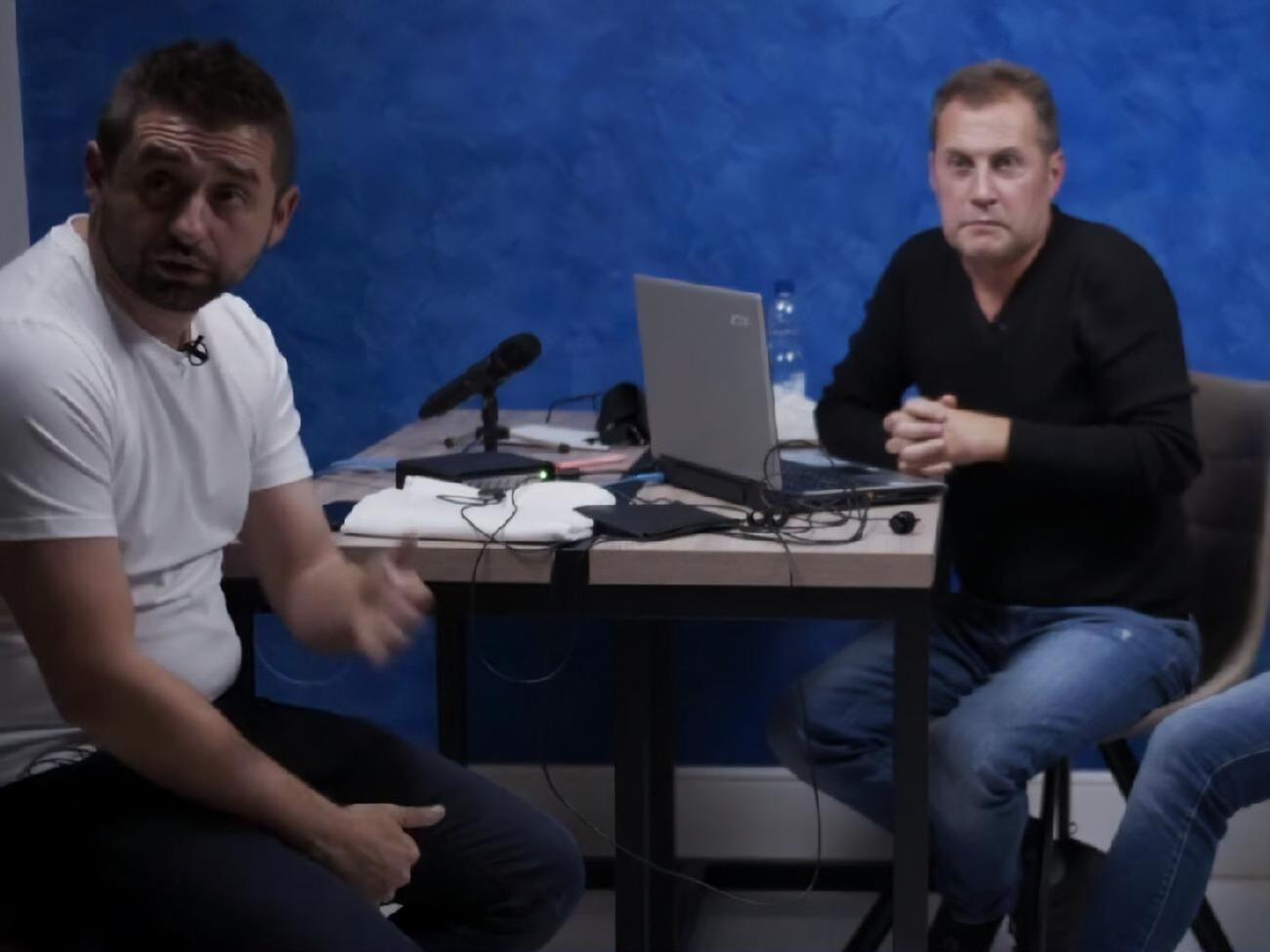 Арахамія (на фото зліва) просив поставити йому "будь-які запитання"