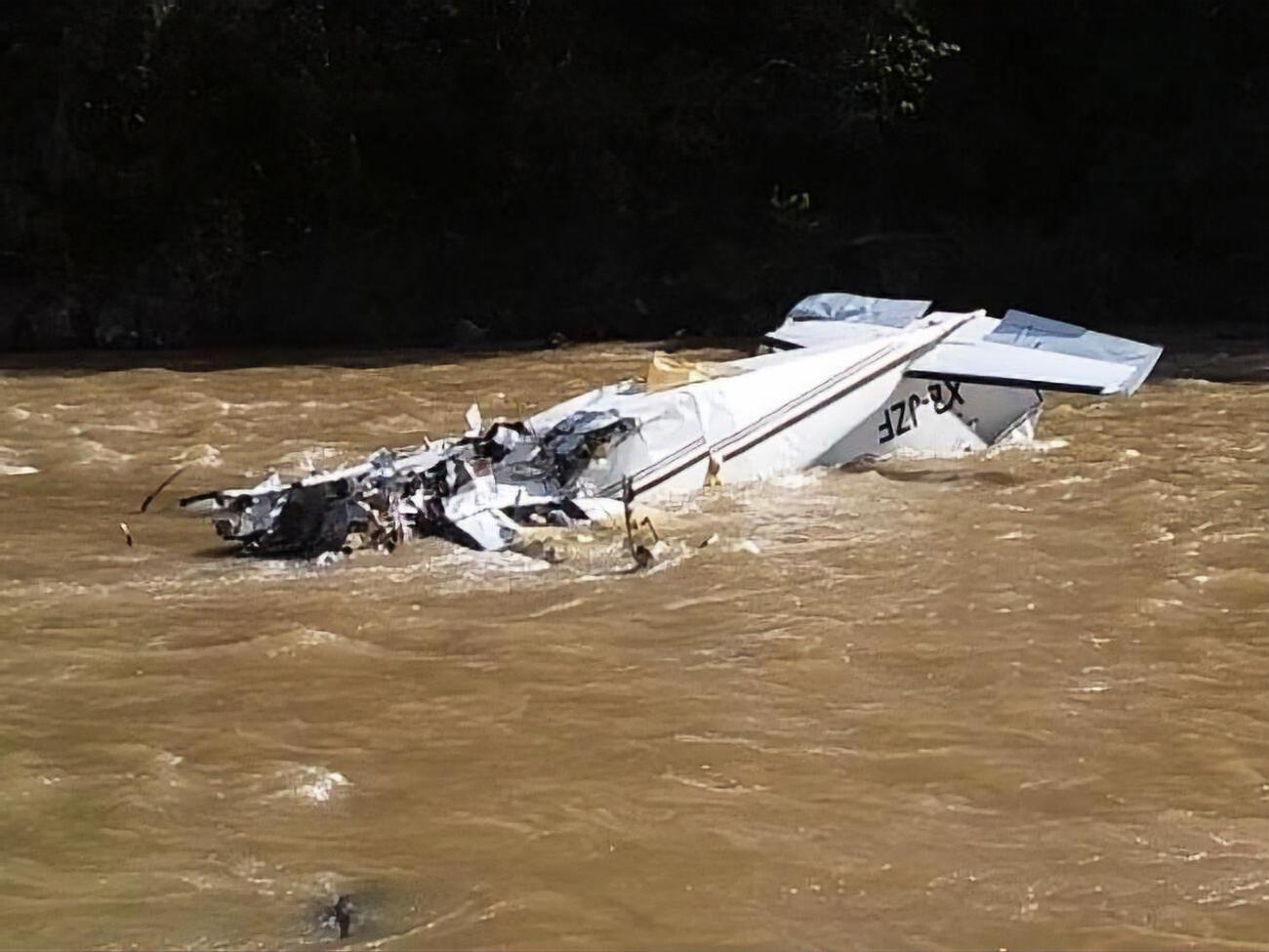 Самолет упал в реку