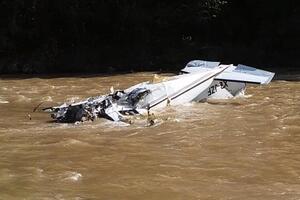 Самолет упал в реку